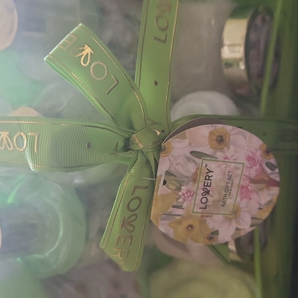 Lowery Gift  Green Bath Soak & Bubbles Set Above What Contains Basket Beautiful - Picture 2 of 5